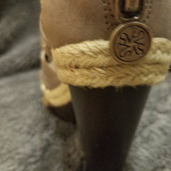 Very cute platform heels by Vera Wang - Picture 2 of 7